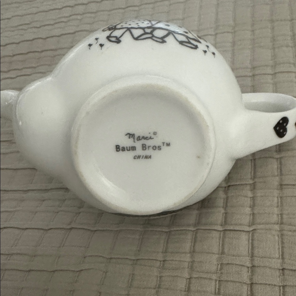 Children of the Inner Light Ceramic White ‘Sisters’ Teapot with Hinged Lid - Picture 5 of 6